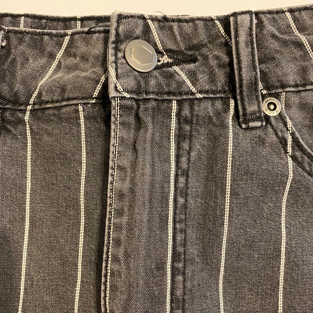 RVCA Rowdy Denim Mini Skirt Stone Washed Black High Rise Raw Hem Size 27 - Picture 10 of 12